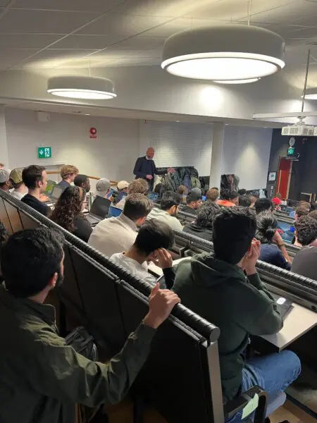 KTH-kurs med elever lyssnar på föreläsare från Strukton